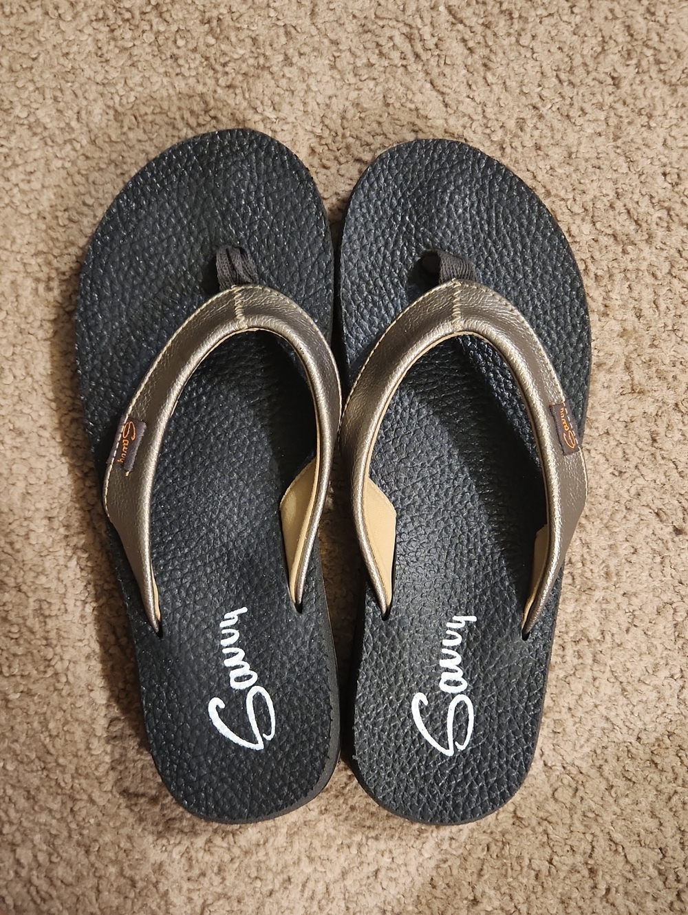 Savvy Women's pewter pebbled textured straps comfy flip-flop sandals.  Size 7